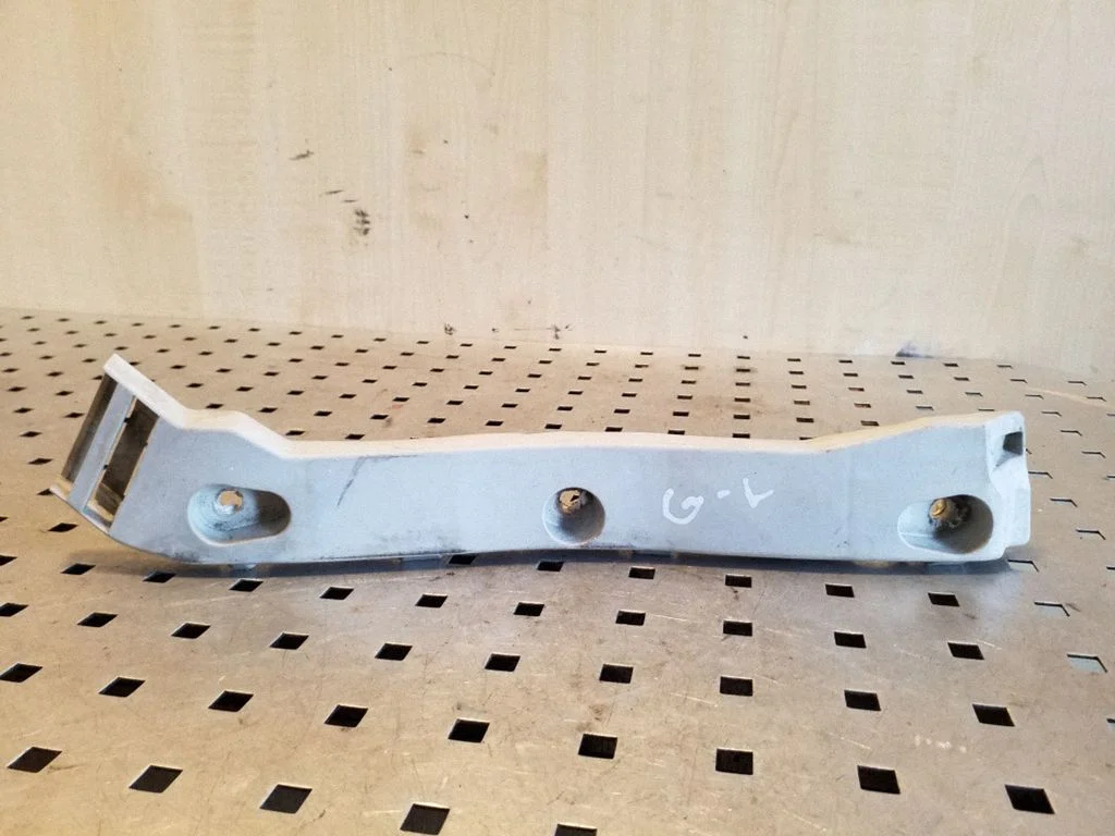 Rear bumper mounting bracket 8V4117E851A