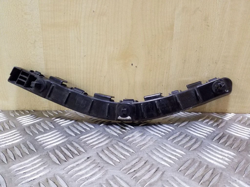 Rear bumper mounting bracket 866133U000