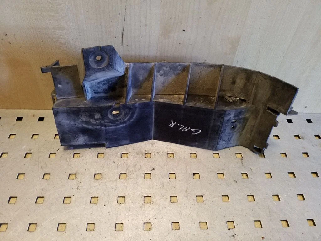 Aizmugurējā bufera turētājs 8L0807378A