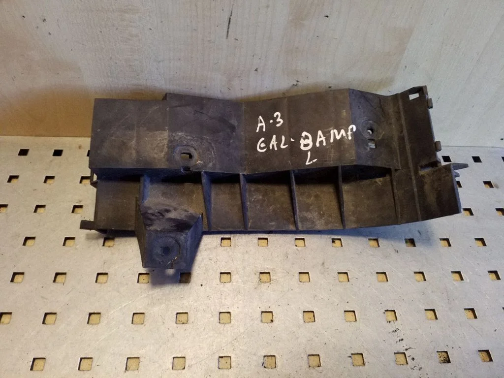 Aizmugurējā bufera turētājs 8L0807377D