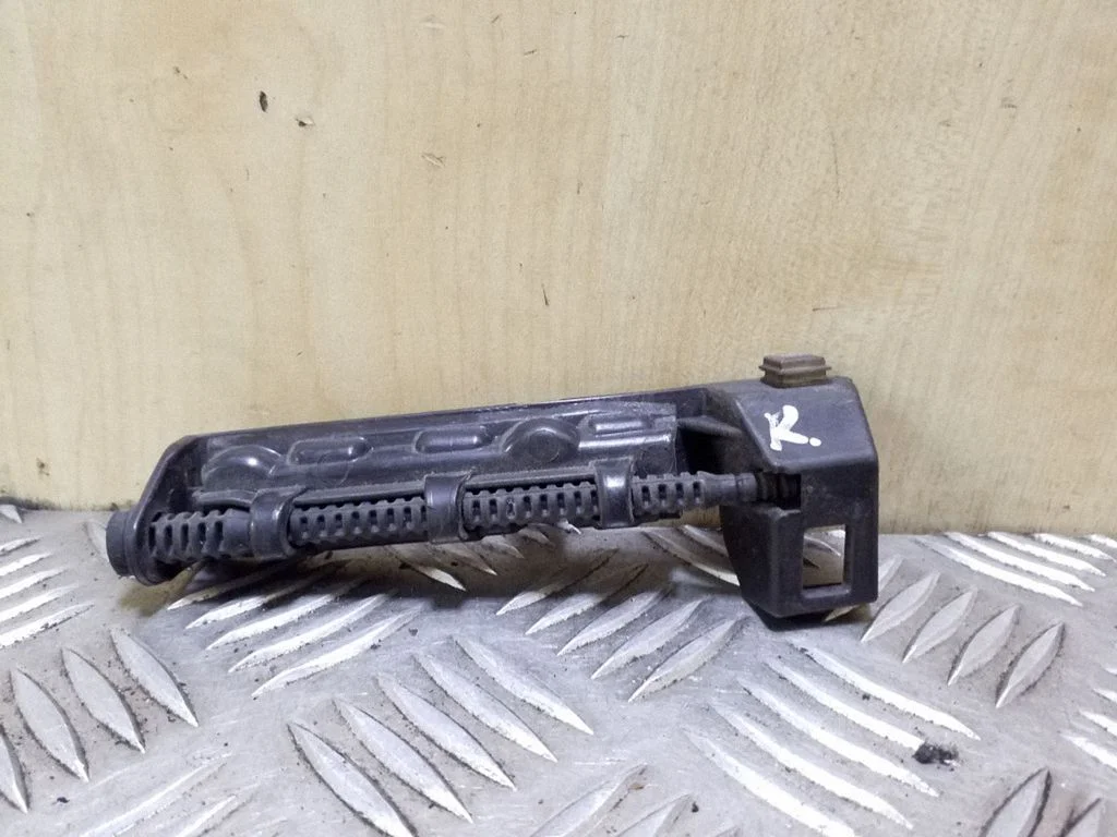 Rear bumper mounting bracket – right