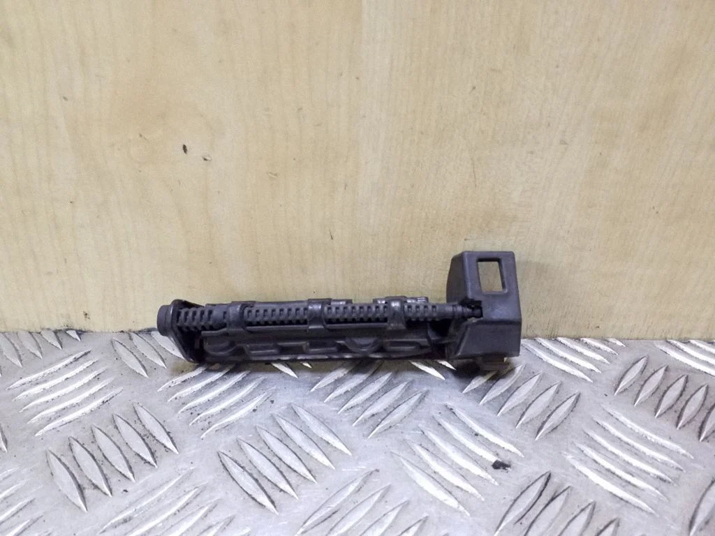 Rear bumper mounting bracket – left