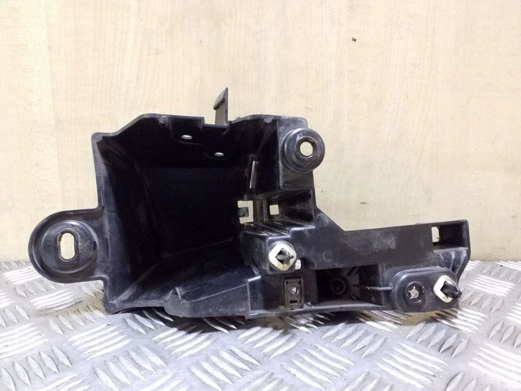Rear bumper mounting bracket 9687948980
