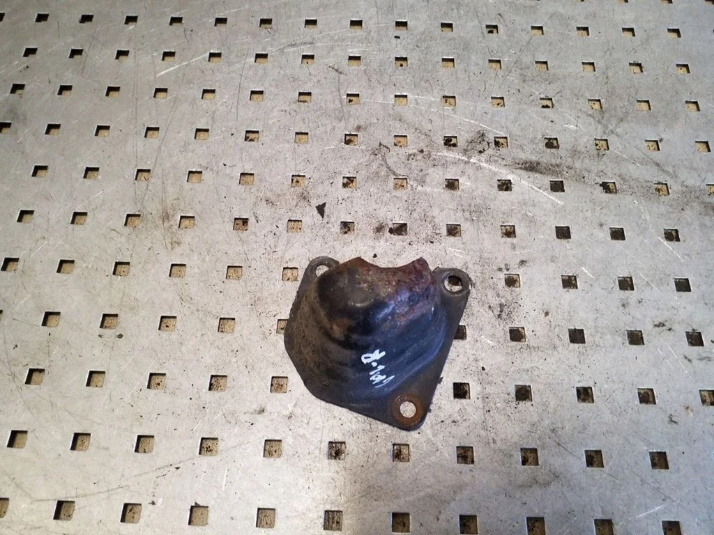 Rear bumper mounting bracket – right