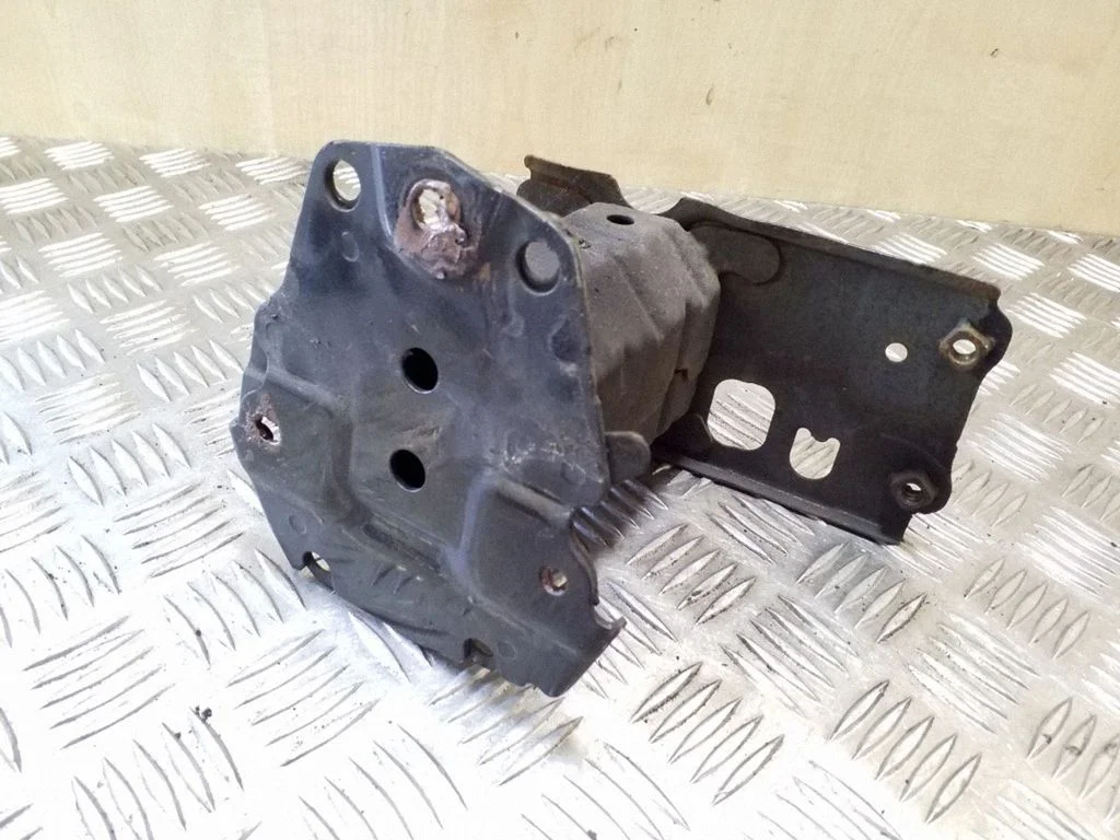 Rear bumper mounting bracket – left