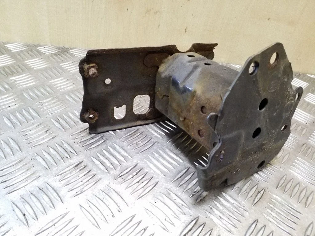 Rear bumper mounting bracket – right