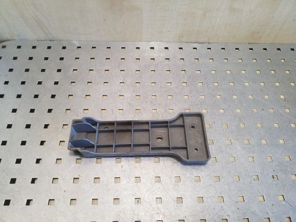 Rear bumper mounting bracket 866933E500