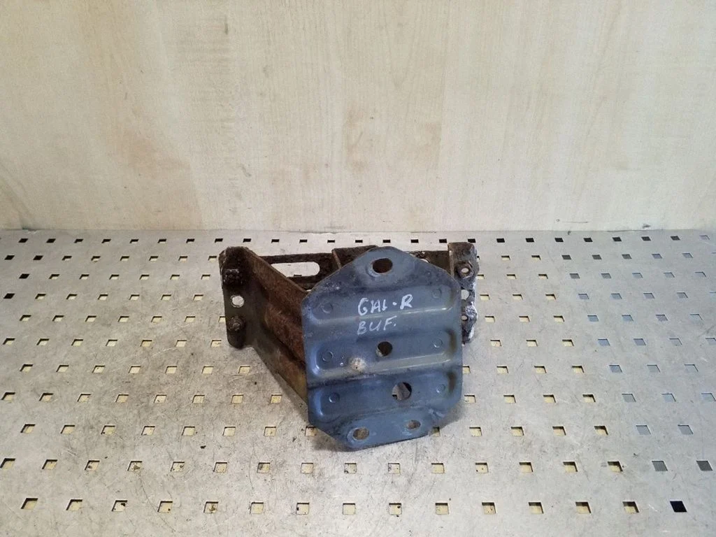 Rear bumper mounting bracket – right
