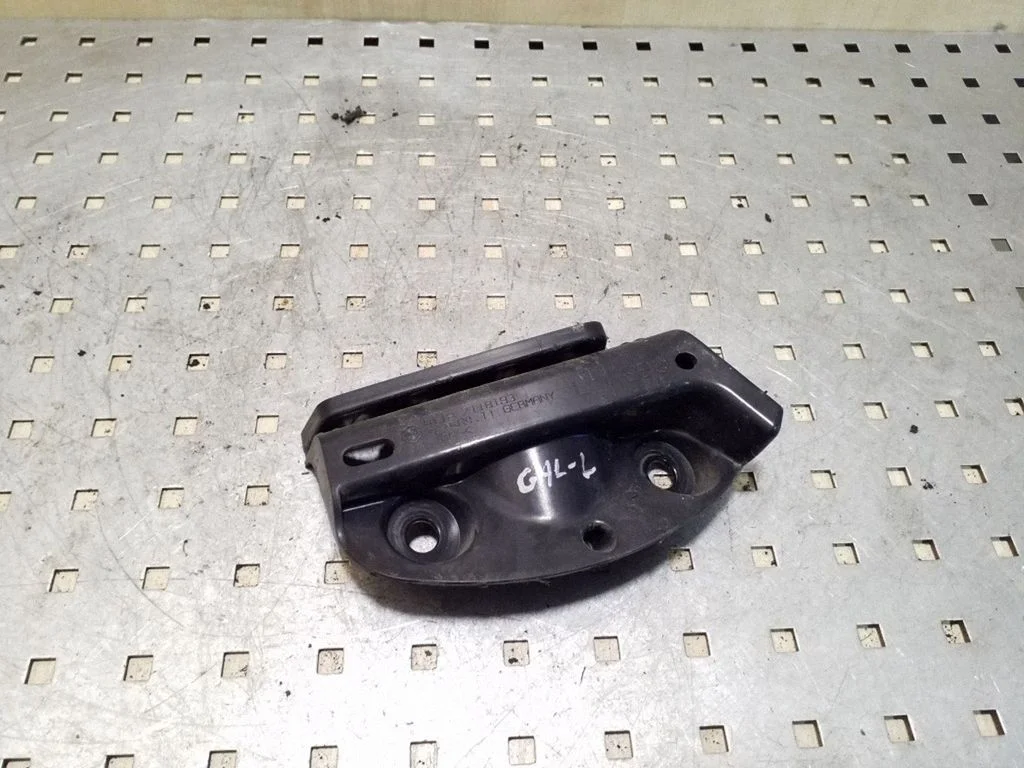 Rear bumper mounting bracket 51127118193