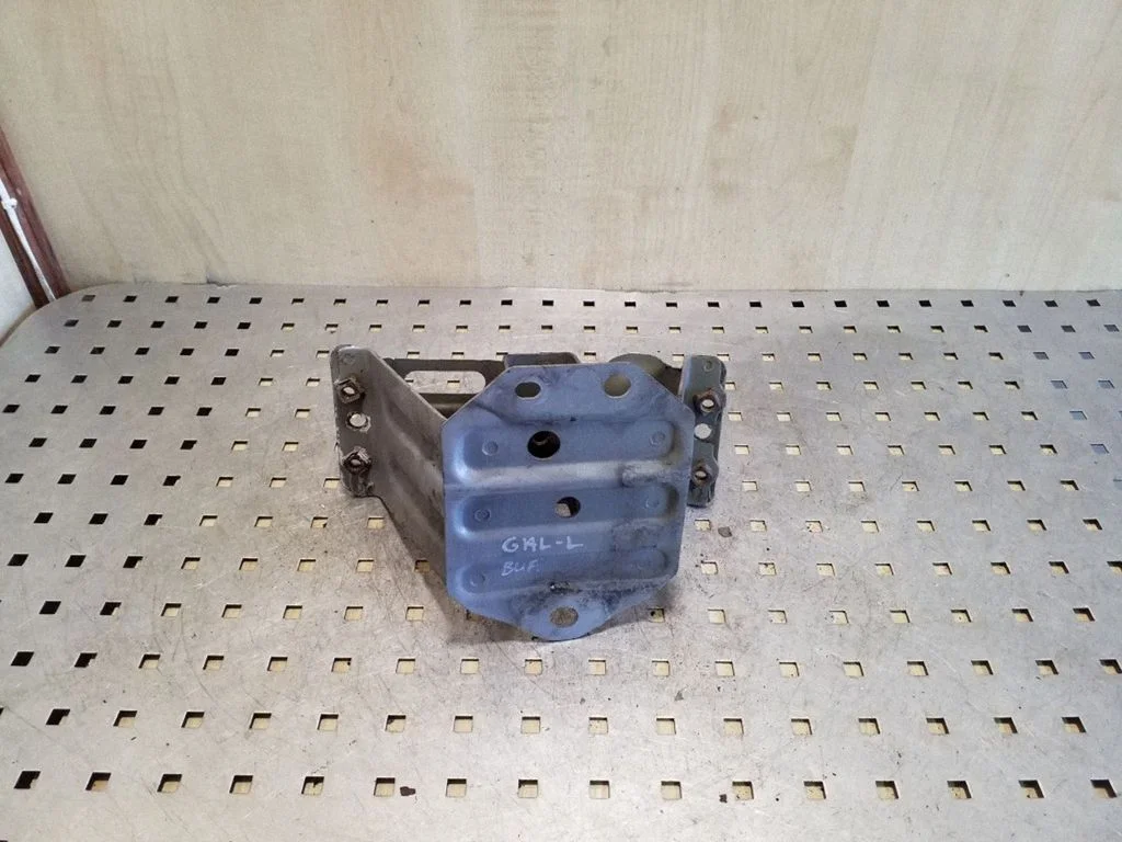 Rear bumper mounting bracket – left