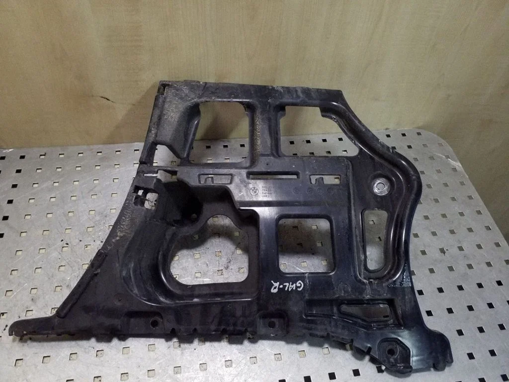 Rear bumper mounting bracket 51127202668