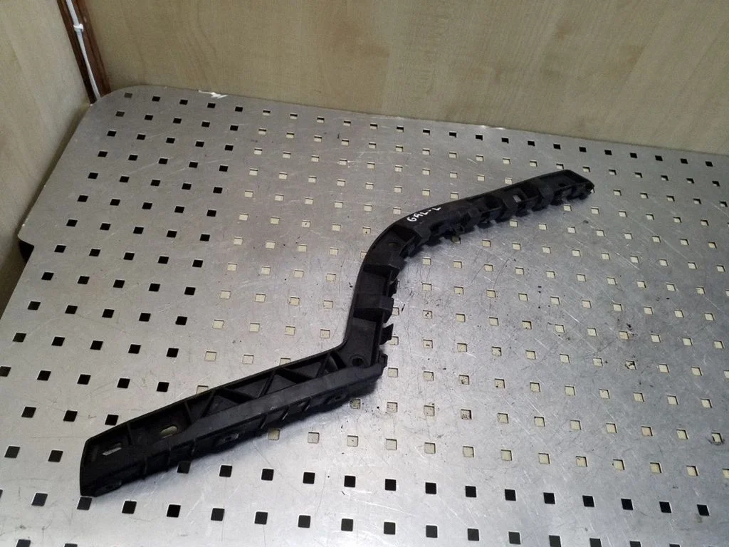 Rear bumper mounting bracket 3T5807393