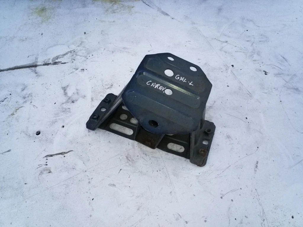 Rear bumper mounting bracket – left