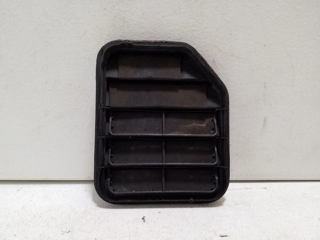 Quarter panel pressure vent EM2BB280B62AC