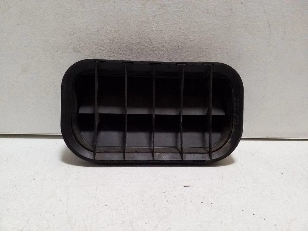 Quarter panel pressure vent 4A0819181