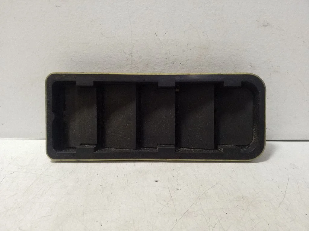 Quarter panel pressure vent 8623444