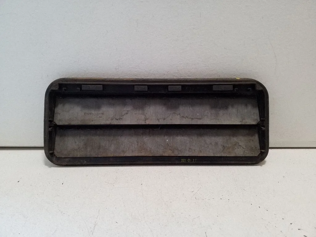 Quarter panel pressure vent AB3915280B62AA