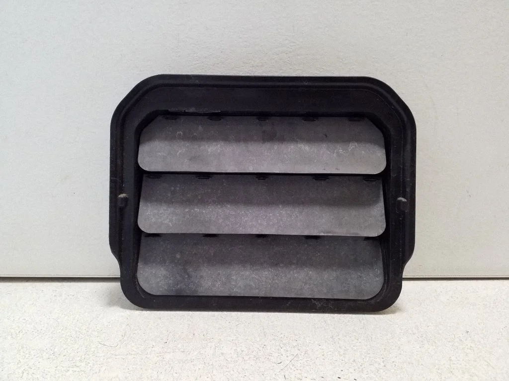 Quarter panel pressure vent L1TBA280B62AC