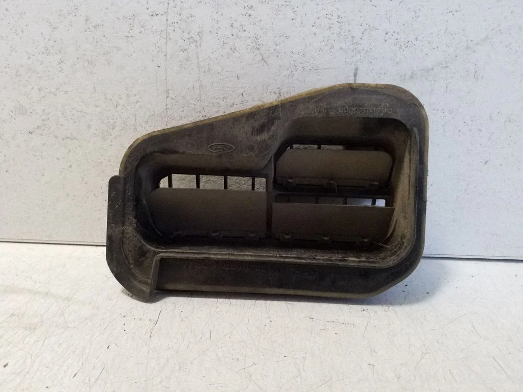 Quarter panel pressure vent BK21B280B62