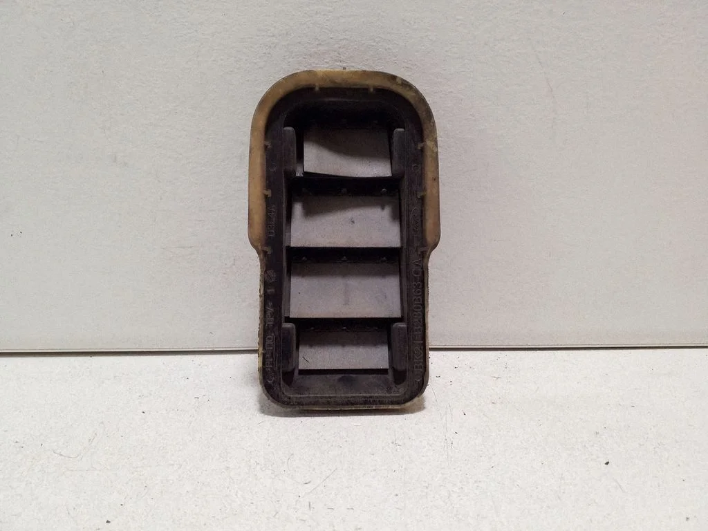 Quarter panel pressure vent BK21B280B63CA