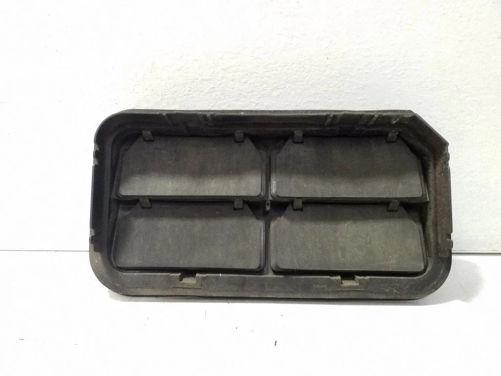Quarter panel pressure vent 9076499
