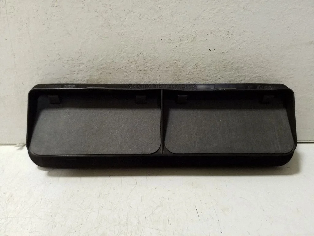 Quarter panel pressure vent 6V0819465
