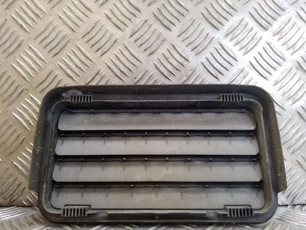 Quarter panel pressure vent 768044JG0D