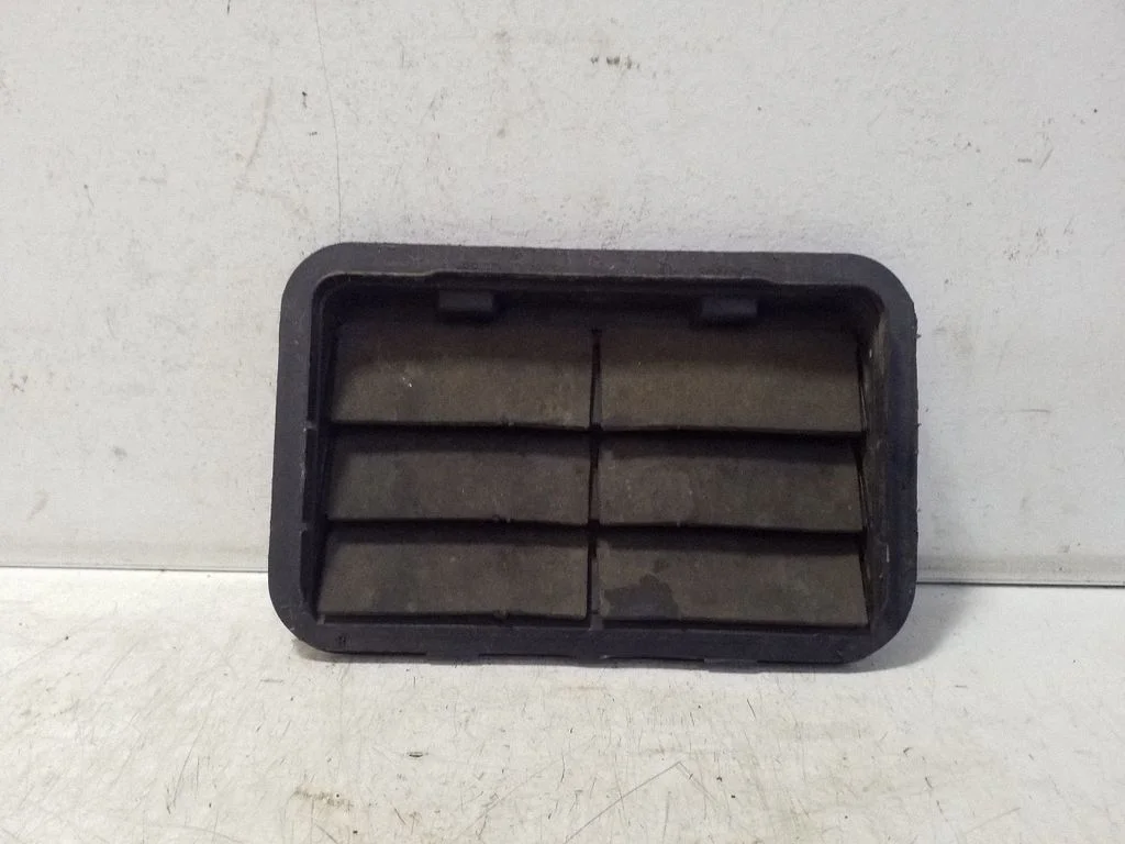 Quarter panel pressure vent AG13B280B63AC