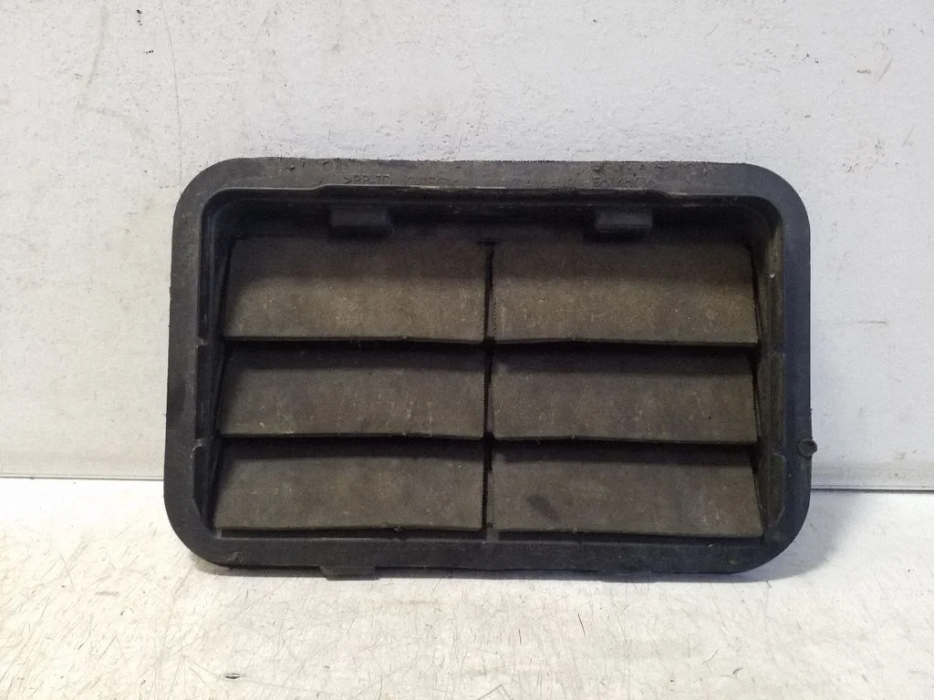 Quarter panel pressure vent AG13B280B63AC