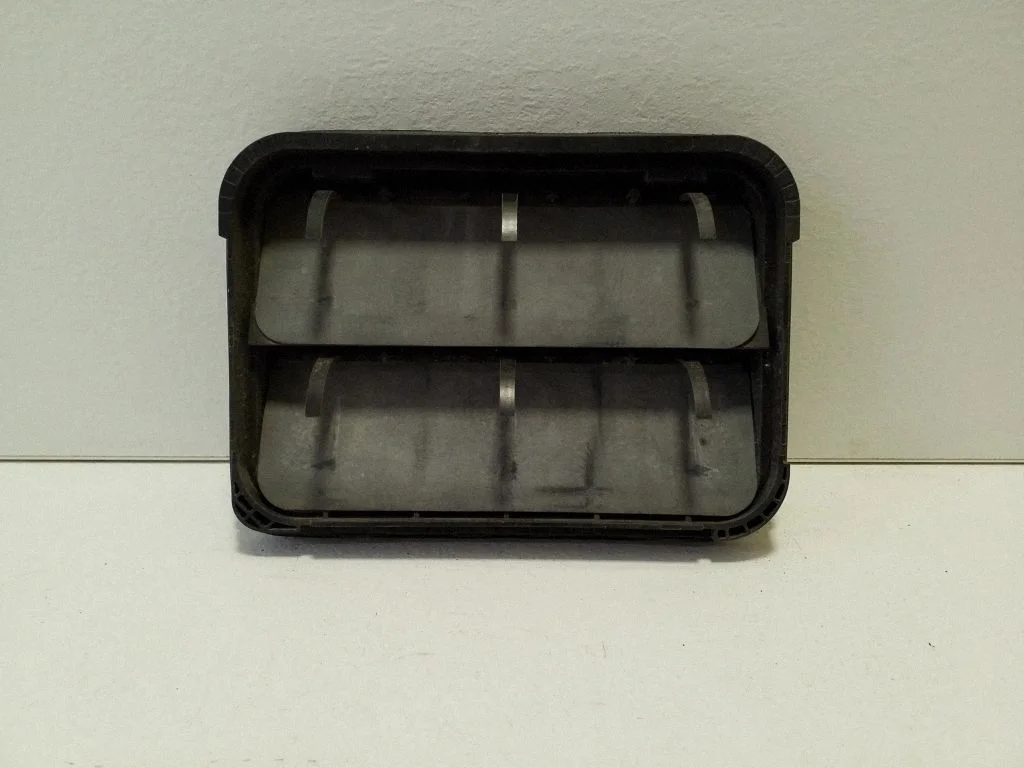Quarter panel pressure vent 9675506980