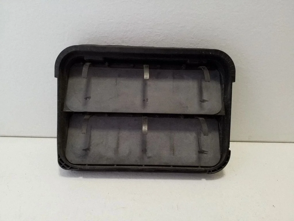 Quarter panel pressure vent 9675506980