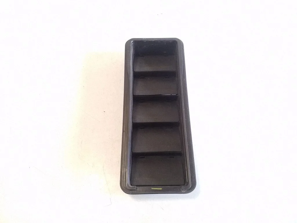 Quarter panel pressure vent DPLA280B62A