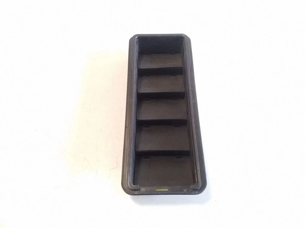 Quarter panel pressure vent DPLA280B62A