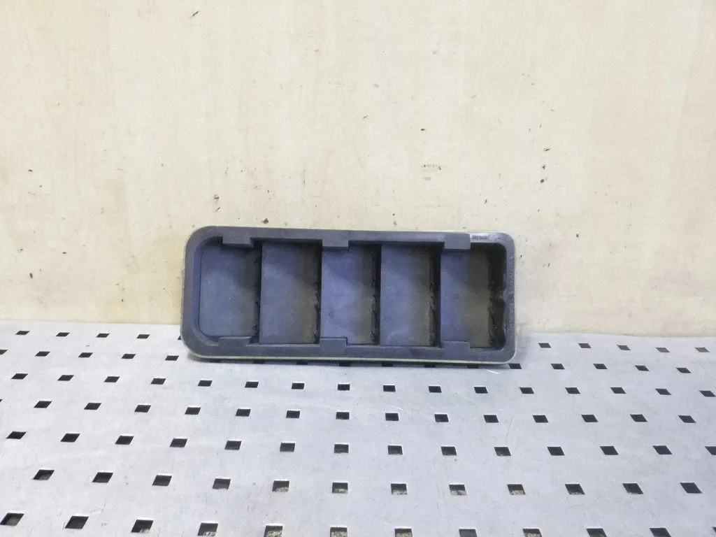Quarter panel pressure vent 8623444