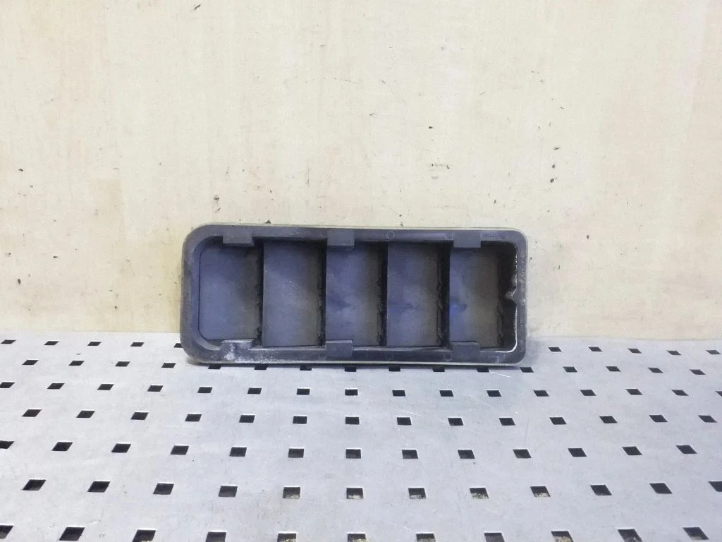 Quarter panel pressure vent 8623444