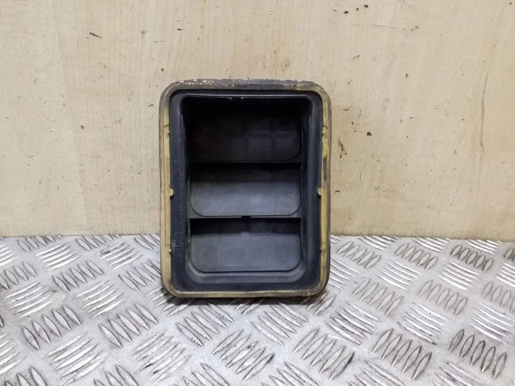 Quarter panel pressure vent 96384903