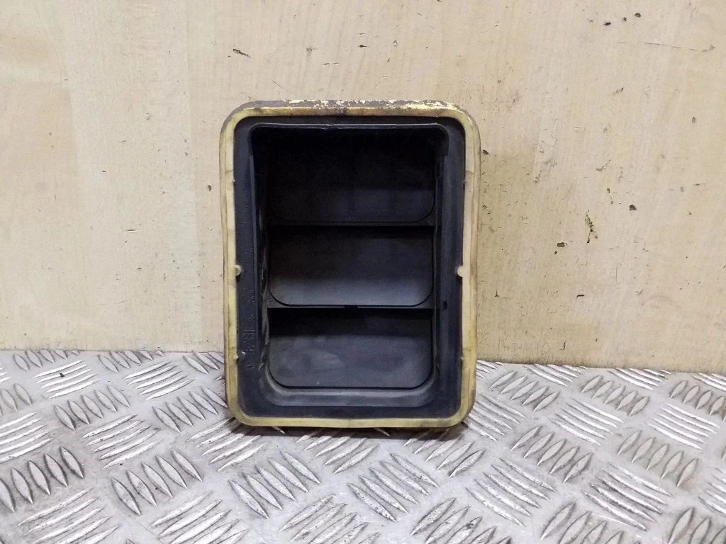 Quarter panel pressure vent 96384903