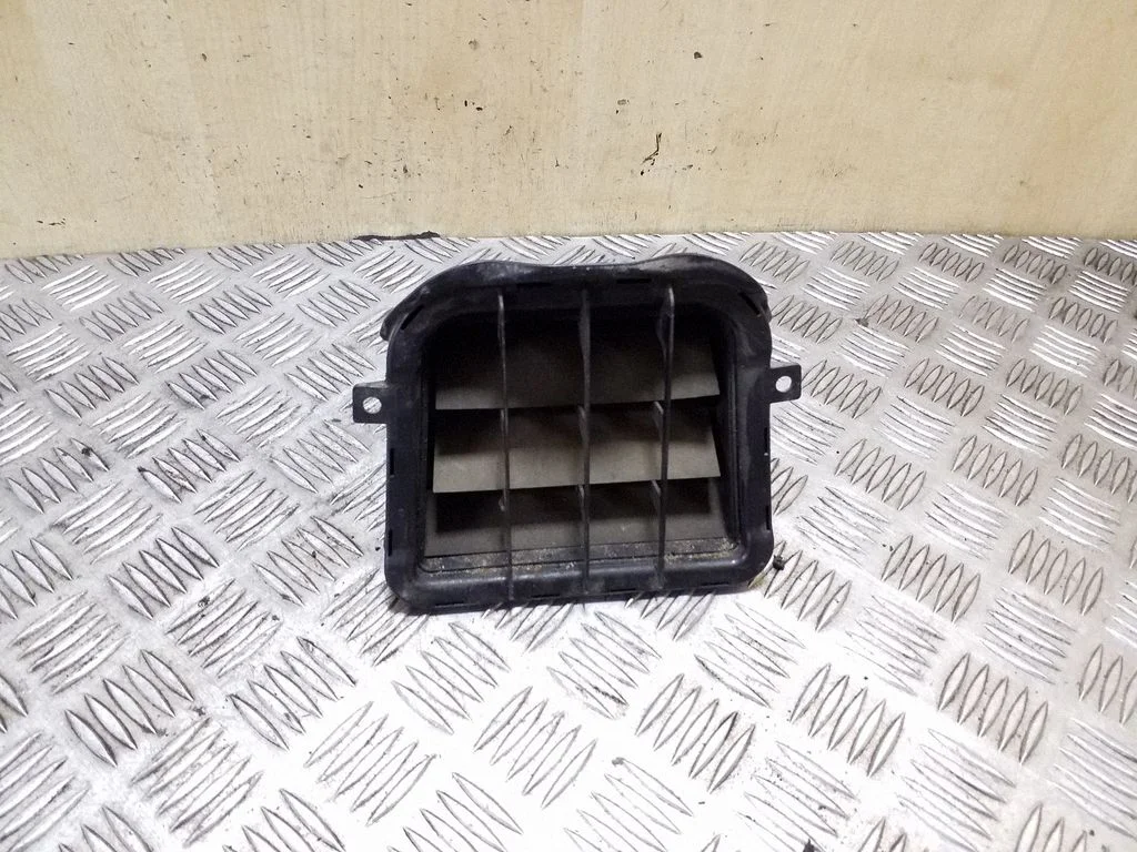 Ventilatsioonirest 8K0819161B