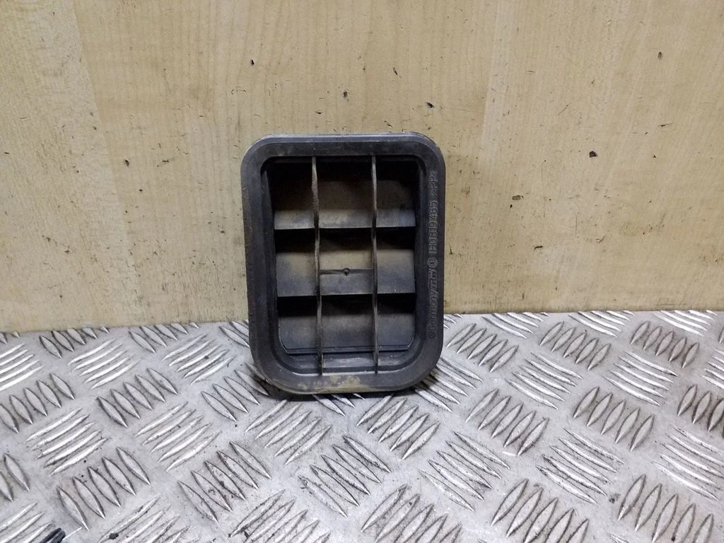 Quarter panel pressure vent 1H0819465E