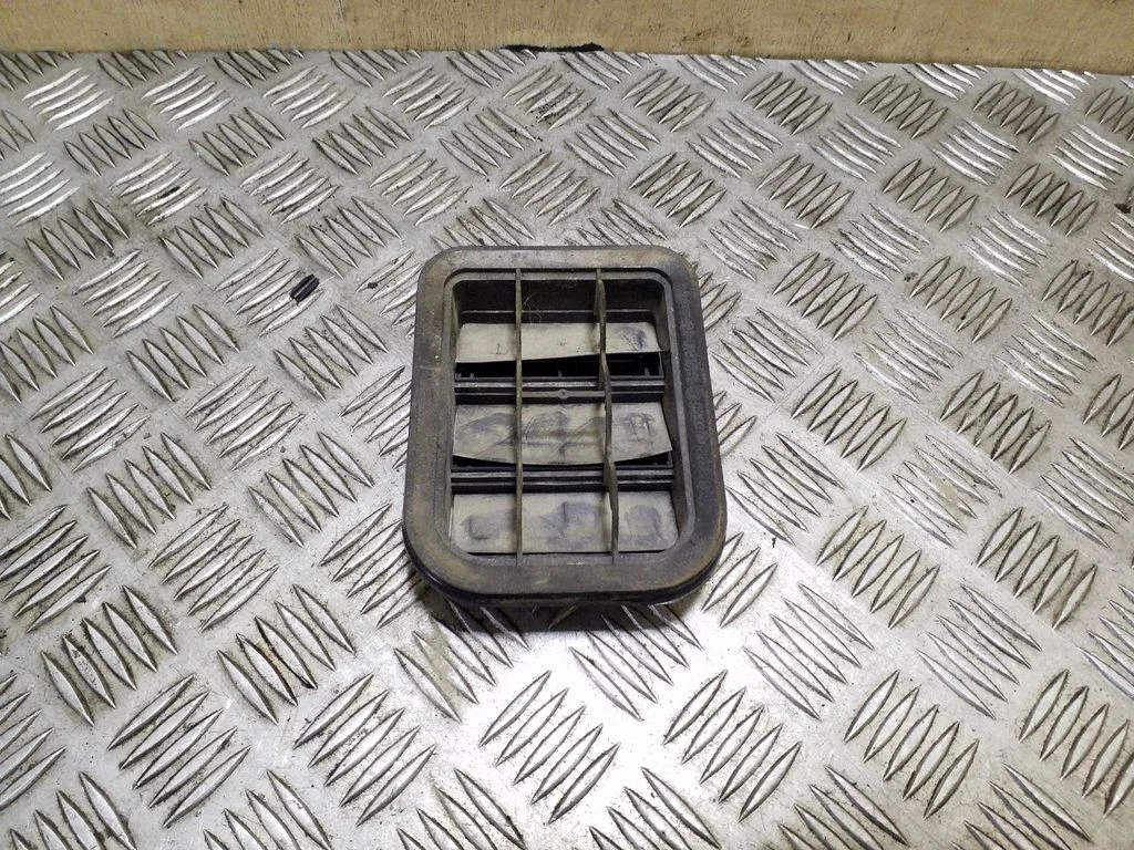 Quarter panel pressure vent 1H0819465E