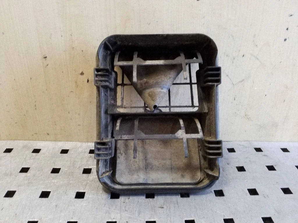 Quarter panel pressure vent – right
