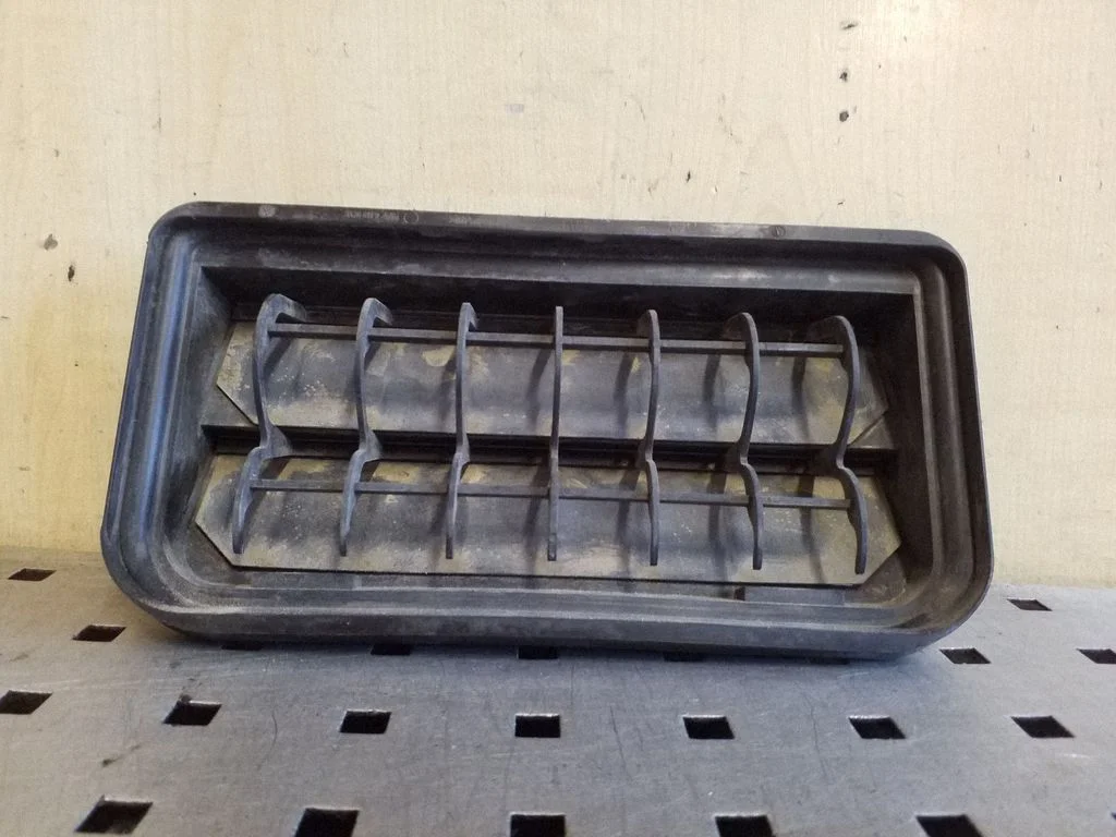 Quarter panel pressure vent 3C0819465