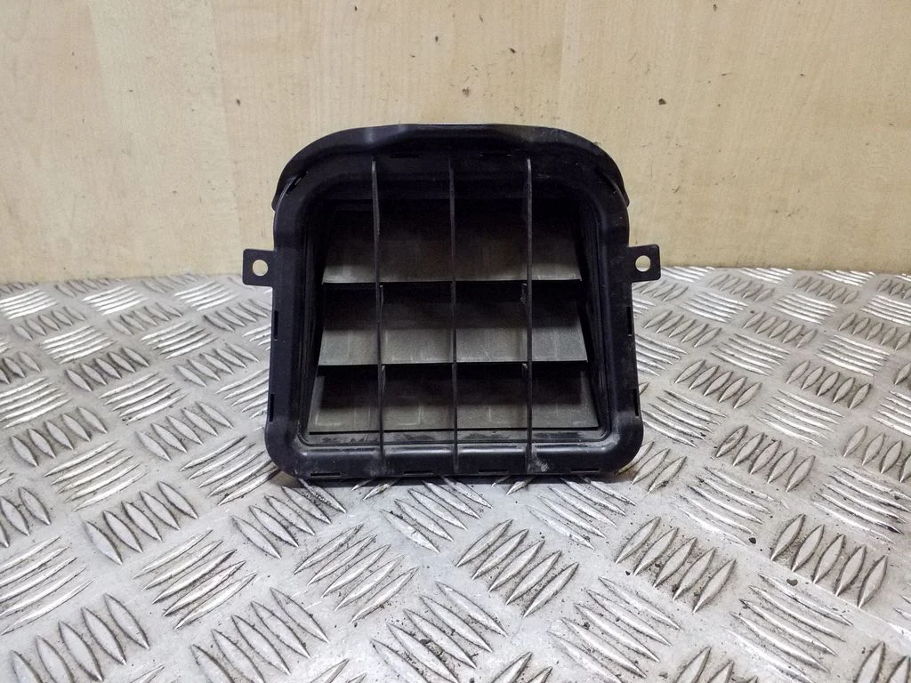 Ventilatsioonirest 8K0819161B