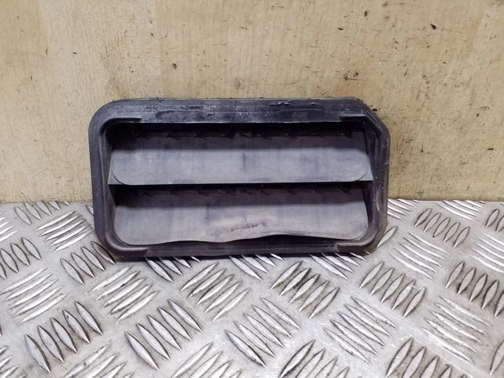 Quarter panel pressure vent – rear left