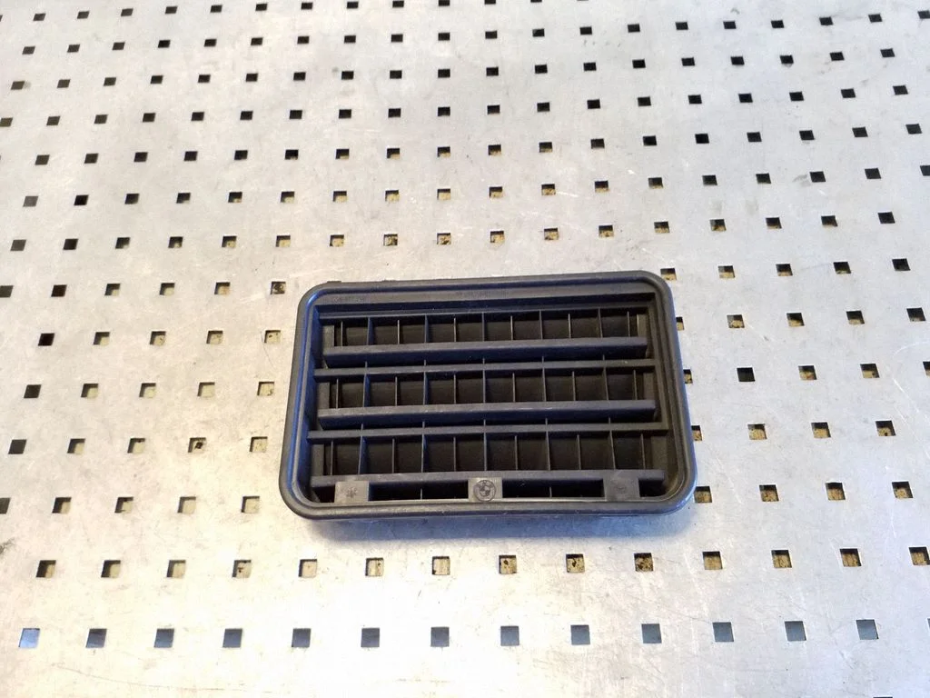 Quarter panel pressure vent 64228377280