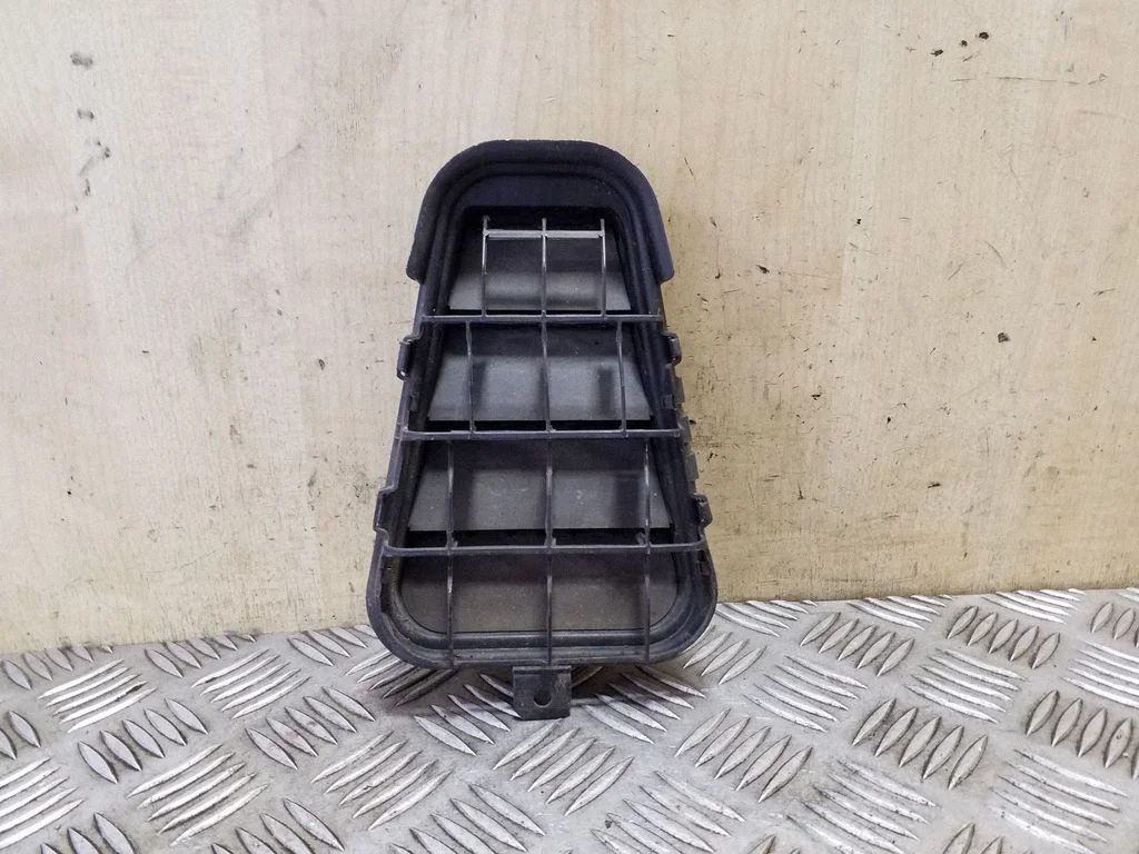 Quarter panel pressure vent 4G5819181