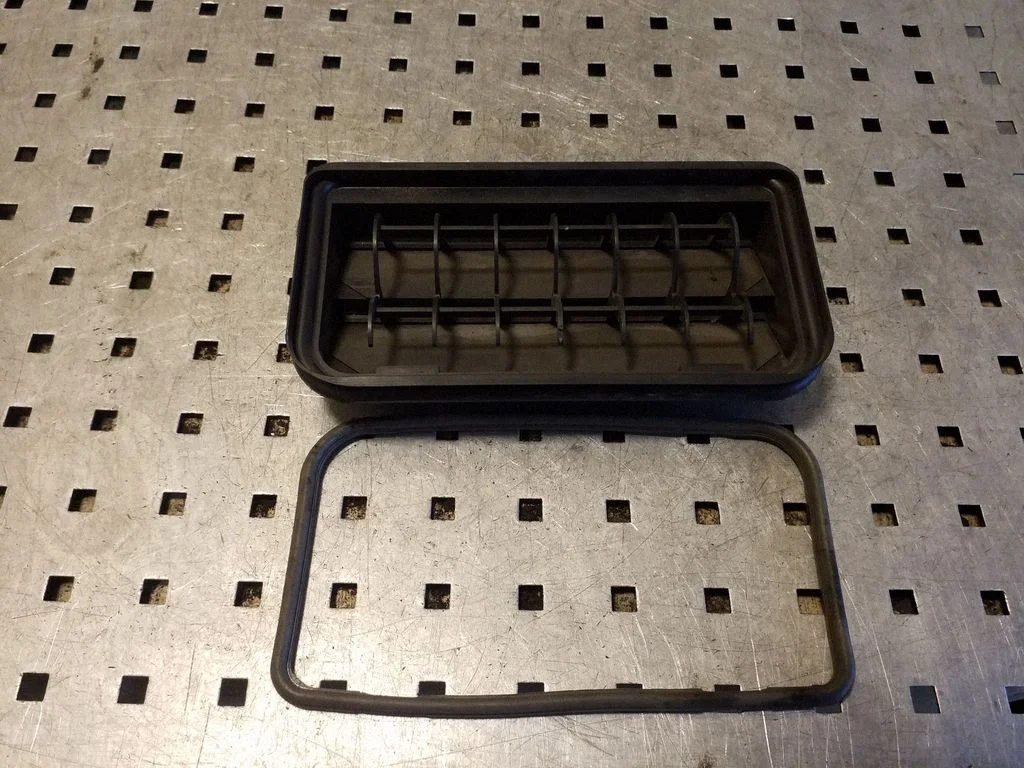 Quarter panel pressure vent 3C0819465