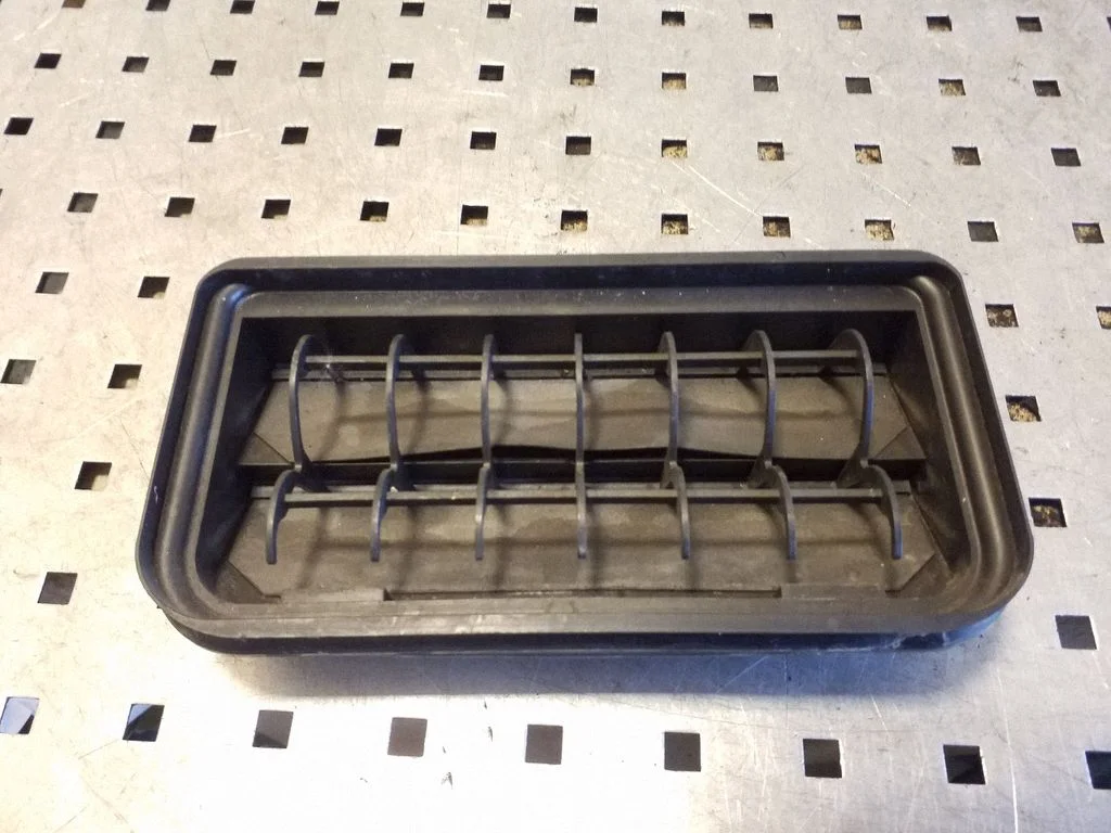 Quarter panel pressure vent – right