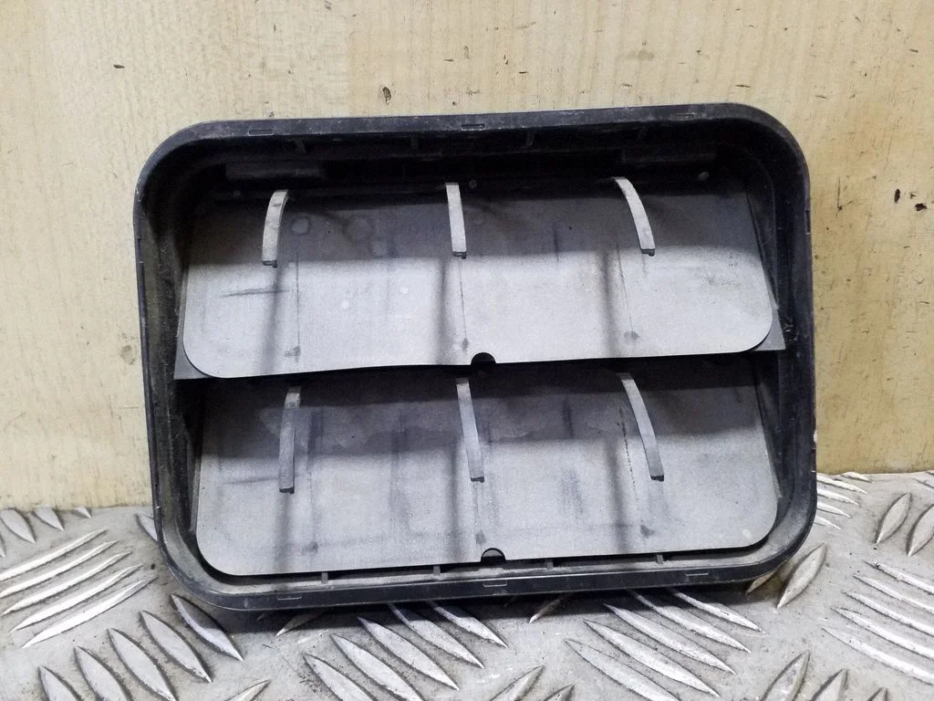 Quarter panel pressure vent 5P0819465A