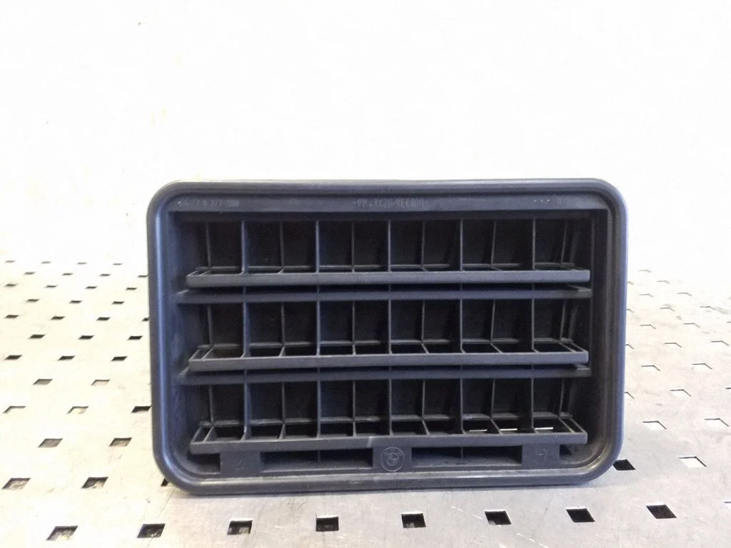 Quarter panel pressure vent 64228377280